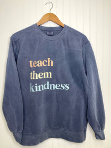teach them kindness Sweatshirt in Navy